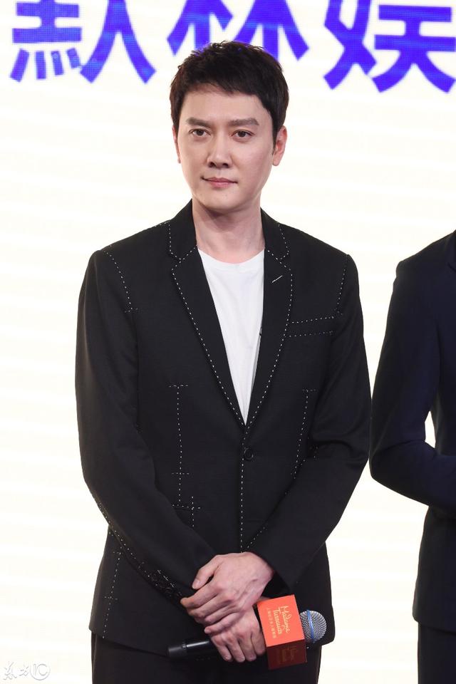冯绍峰现身上海杜莎夫人蜡像馆,心情不错,看来