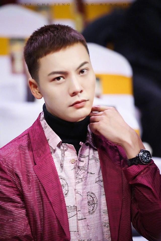 陈伟霆一身红色西装亮相华表奖红毯 百变造型超级帅啊