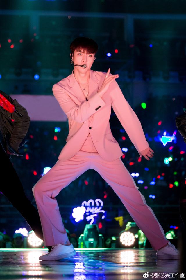 张艺兴湖南卫视跨年演唱会高清照,压轴出场舞台王者霸气十足!|张艺兴