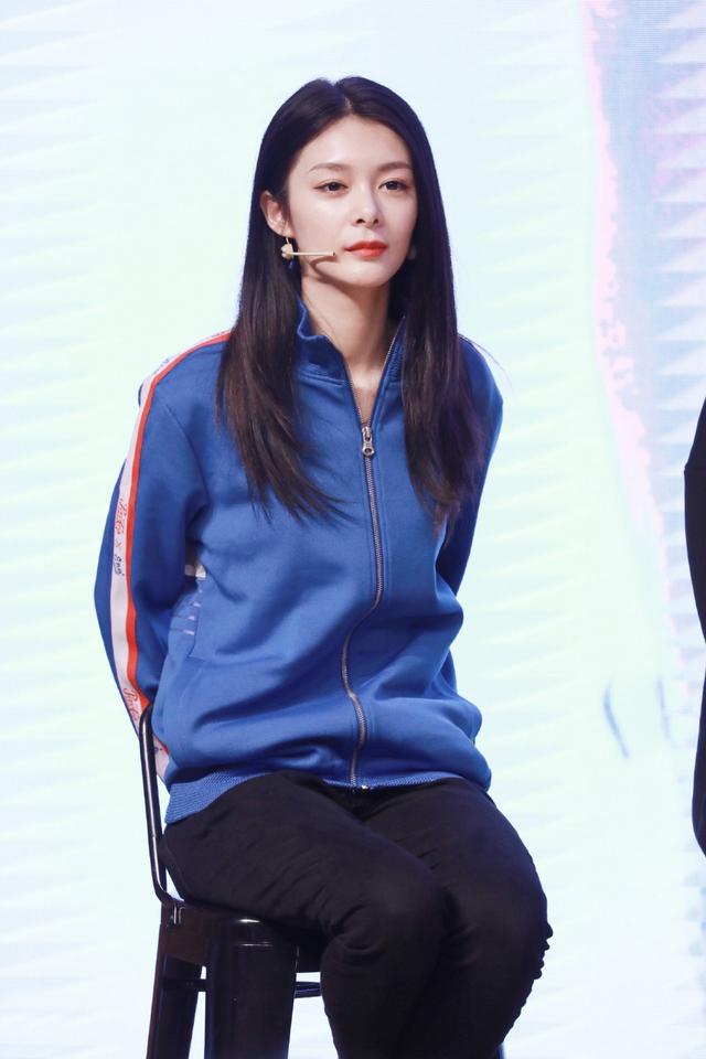 傅菁穿及膝白色大衣,学奚梦瑶把牛仔裤塞进袜子,网友