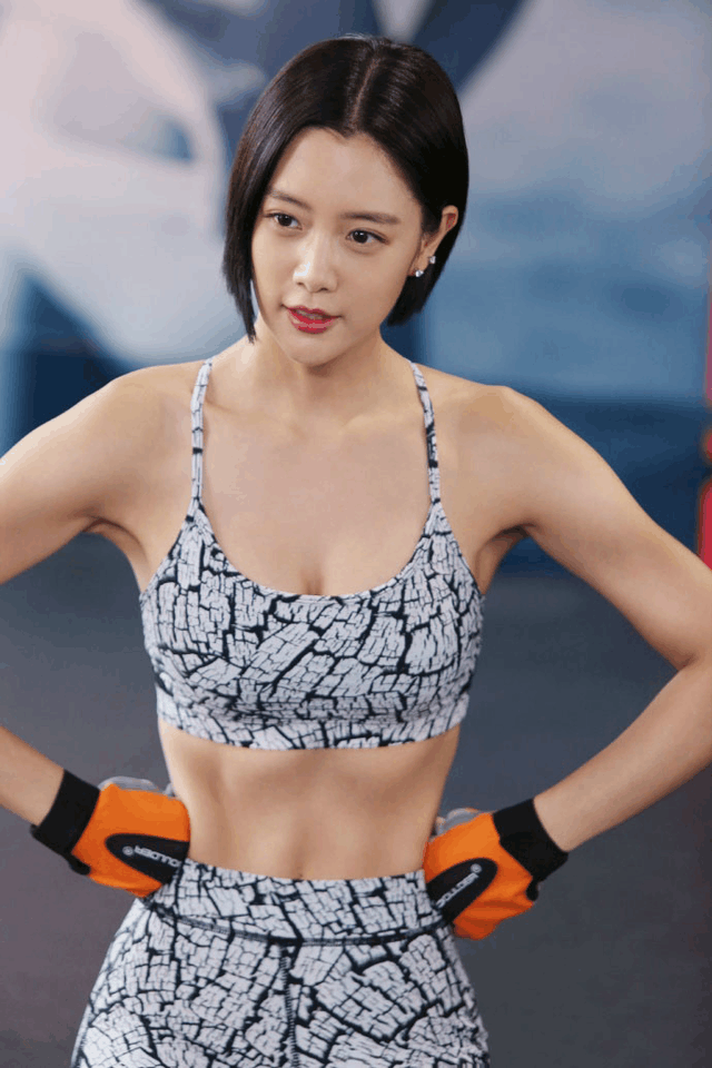 31岁Clara李成敏晒健身照, 网友: 这样的“韩国第一美女”我认