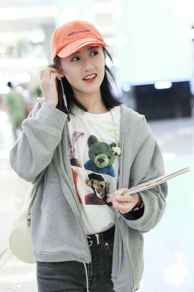 袁冰妍不畏卷入杨紫分手风波现身机场,面带笑