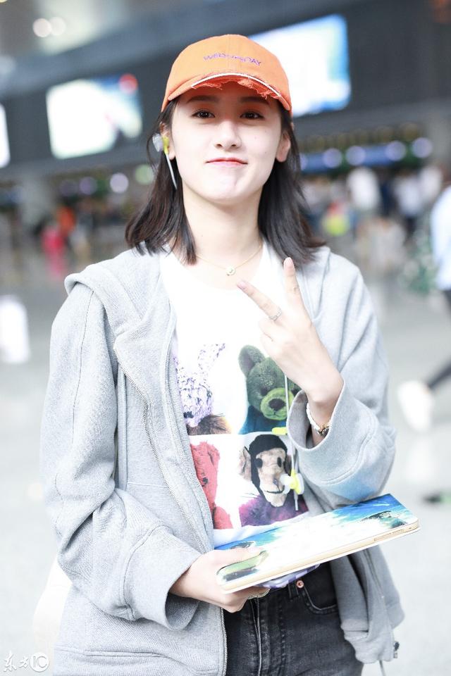 袁冰妍不畏卷入杨紫分手风波现身机场,面带笑