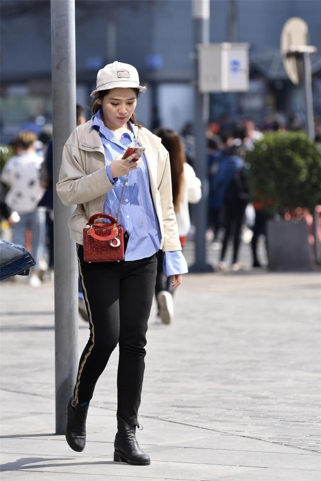 街拍:身材高挑的时尚美女,黑色穿搭更加显瘦,穿着帅气