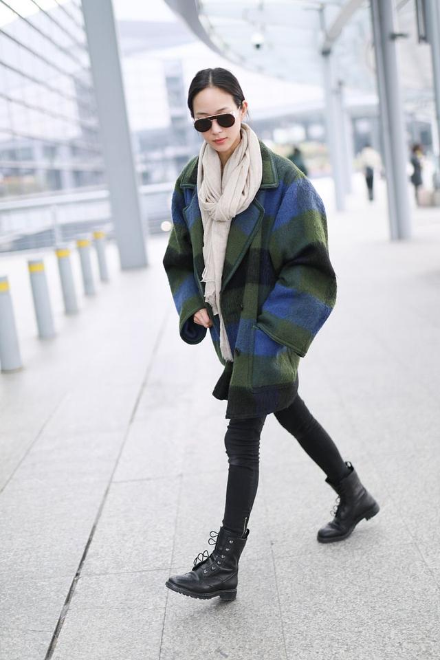 张钧宁气质穿搭现身机场,面带墨镜星气十足