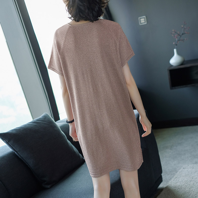 女人过40岁千万别穿妈妈装，今年流行减龄裙装，穿上年轻像30