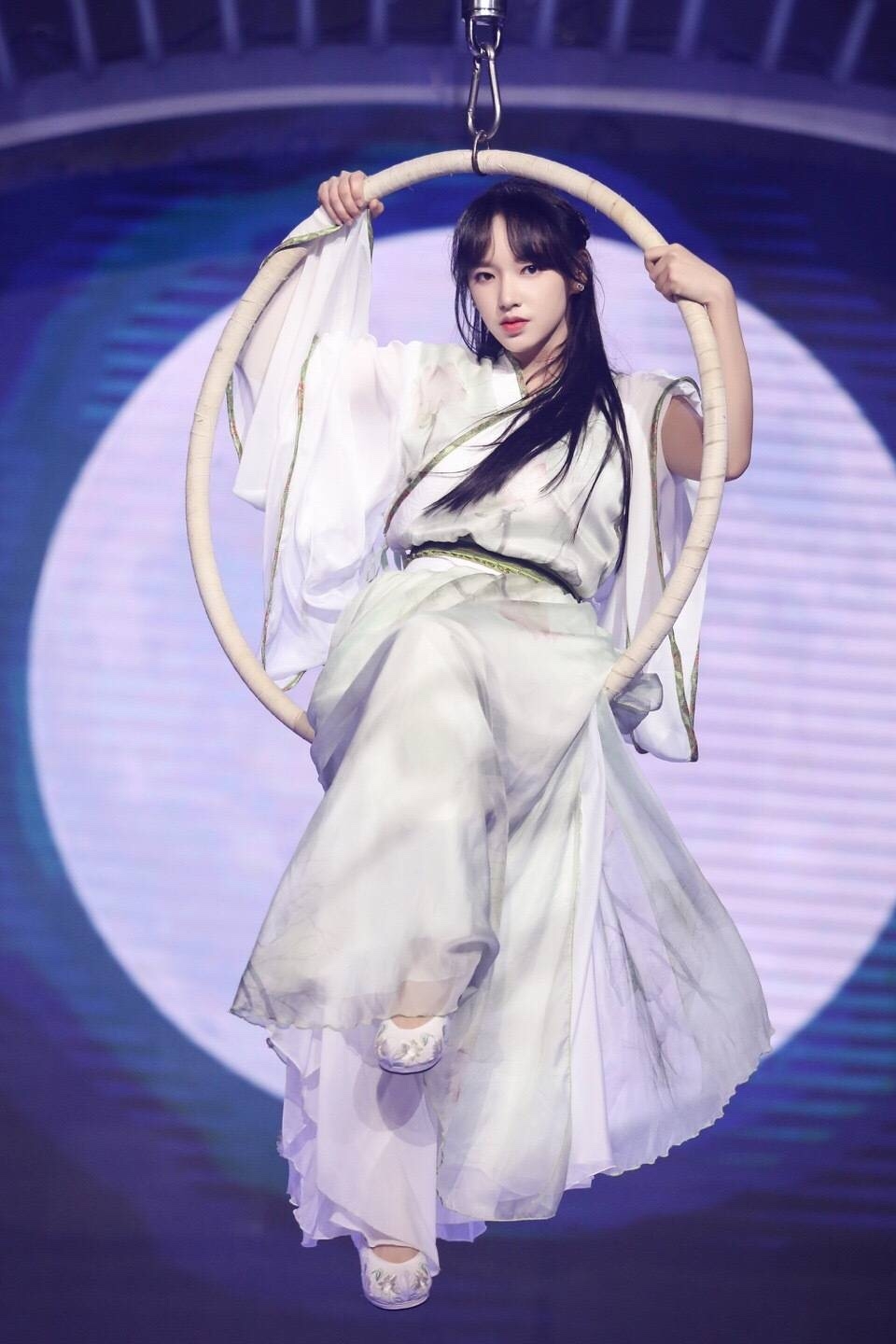 当女明星换上汉服,韩雪红裙惊艳程潇似仙女,袁姗姗竟然这么美!