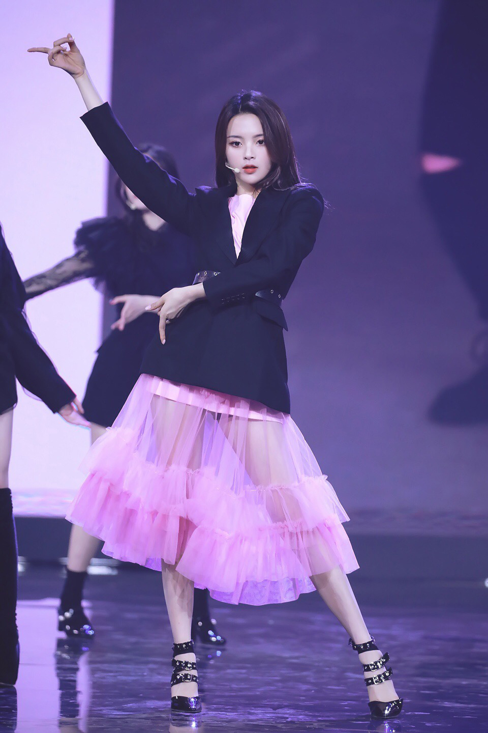 孟美岐霸气杨超越甜美杨芸晴酷帅,同样是黑西装,竟凹出不同风格