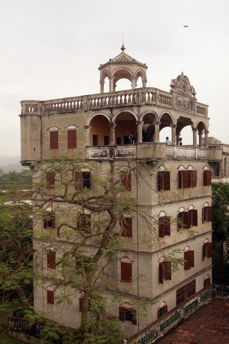 赴美挖金矿修铁路华工靠开饭馆、开洗衣店、开