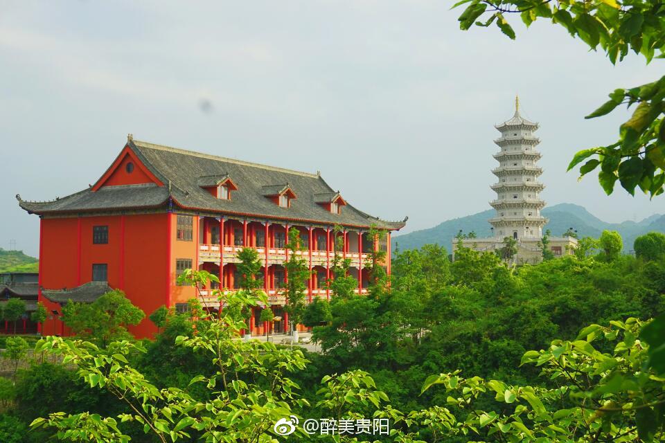 這個(gè)地方坐落在貴陽花溪，遠(yuǎn)遠(yuǎn)觀望而去