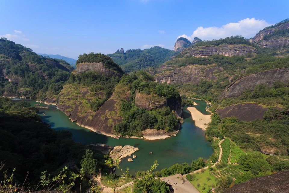 福建最大、最高的山,主峰海拔超泰山600多米，是我国十大名山