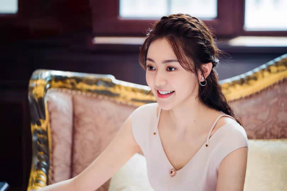 盘点杨幂旗下美人：有新疆小花颜值不输迪丽热巴，腿长不输李溪芮