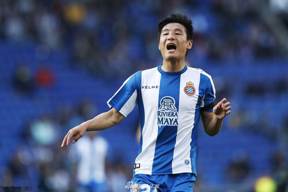 中国球迷拿着武球王的横幅为武磊加油,他会有