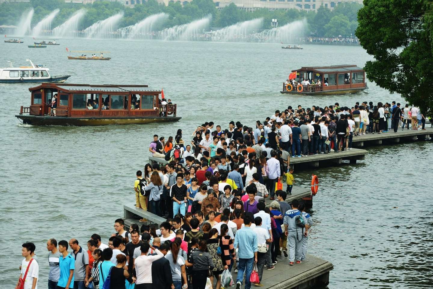 “五一”假期 杭州西湖边“最美人墙”温暖上新-大河新闻