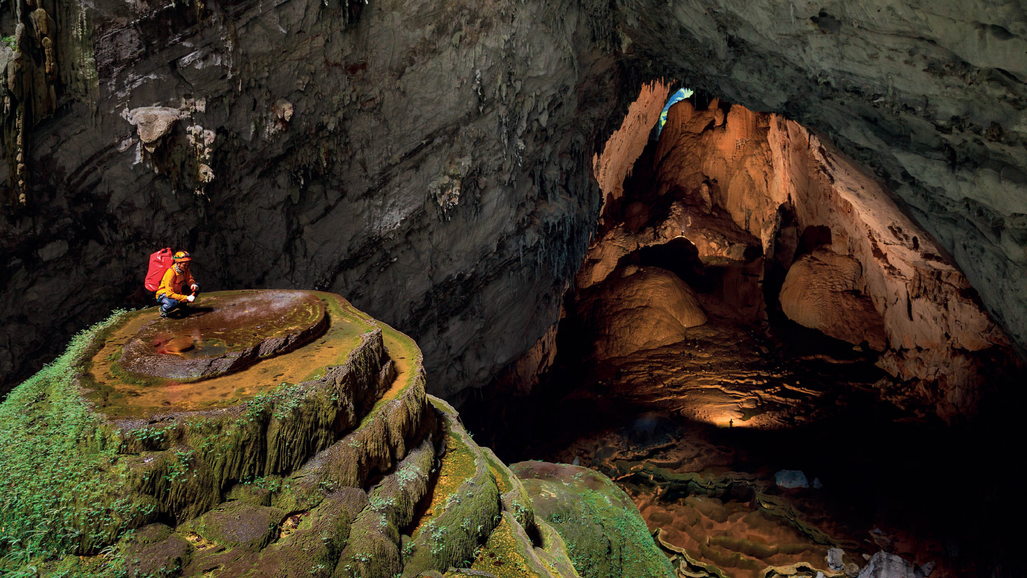 鍾乳洞の神秘 洞窟と泉が描く地形の無料AI画像素材 - ID.87112｜ぱくたそ