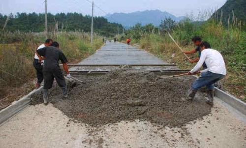 一条公路长2千米第一天修了全长的六分之一第二天修了200米...