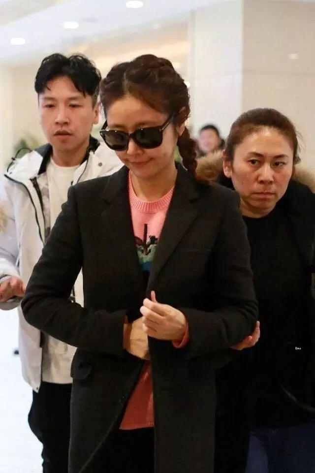 44岁贾静雯与43岁林心如,都梳羊角辫,清新又减龄! 44岁贾静雯与43岁林心如,都梳羊角辫,清新又减龄!