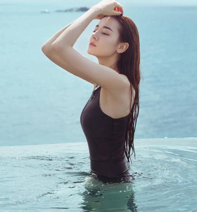 迪丽热巴美国拍广告,身材却引起吐槽,小腿粗短臀部大