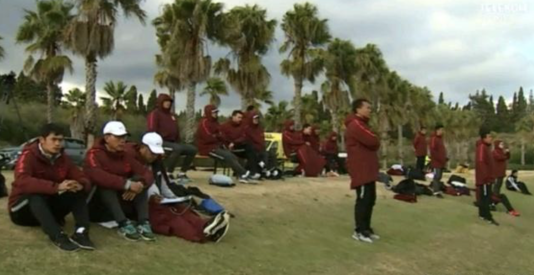 国足海外拉练引冲突,教练冲进场想打人,30人教