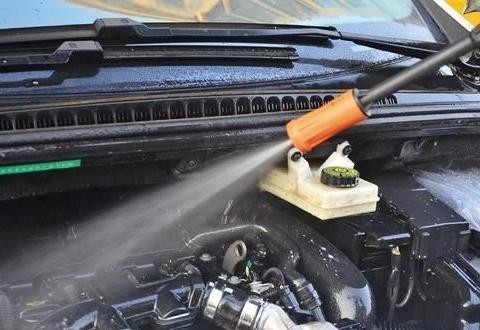 汽车发动机舱能否用水清洗？修车师傅道出实情，很多人理解错了