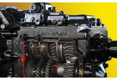 自动挡和手动挡的变速箱油多久要换？修车工：超这个数，基本报废