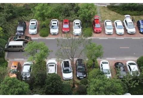 奔驰车主一夜醒来，车上被射满剑，刚要发飙看清旁边告示牌愣住