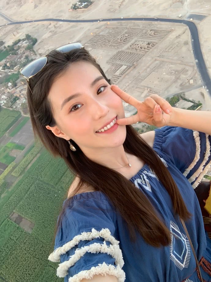 身穿蓝色休闲服饰,长发飘飘尽显优雅,露出迷人锁骨略显成熟女人味,肤