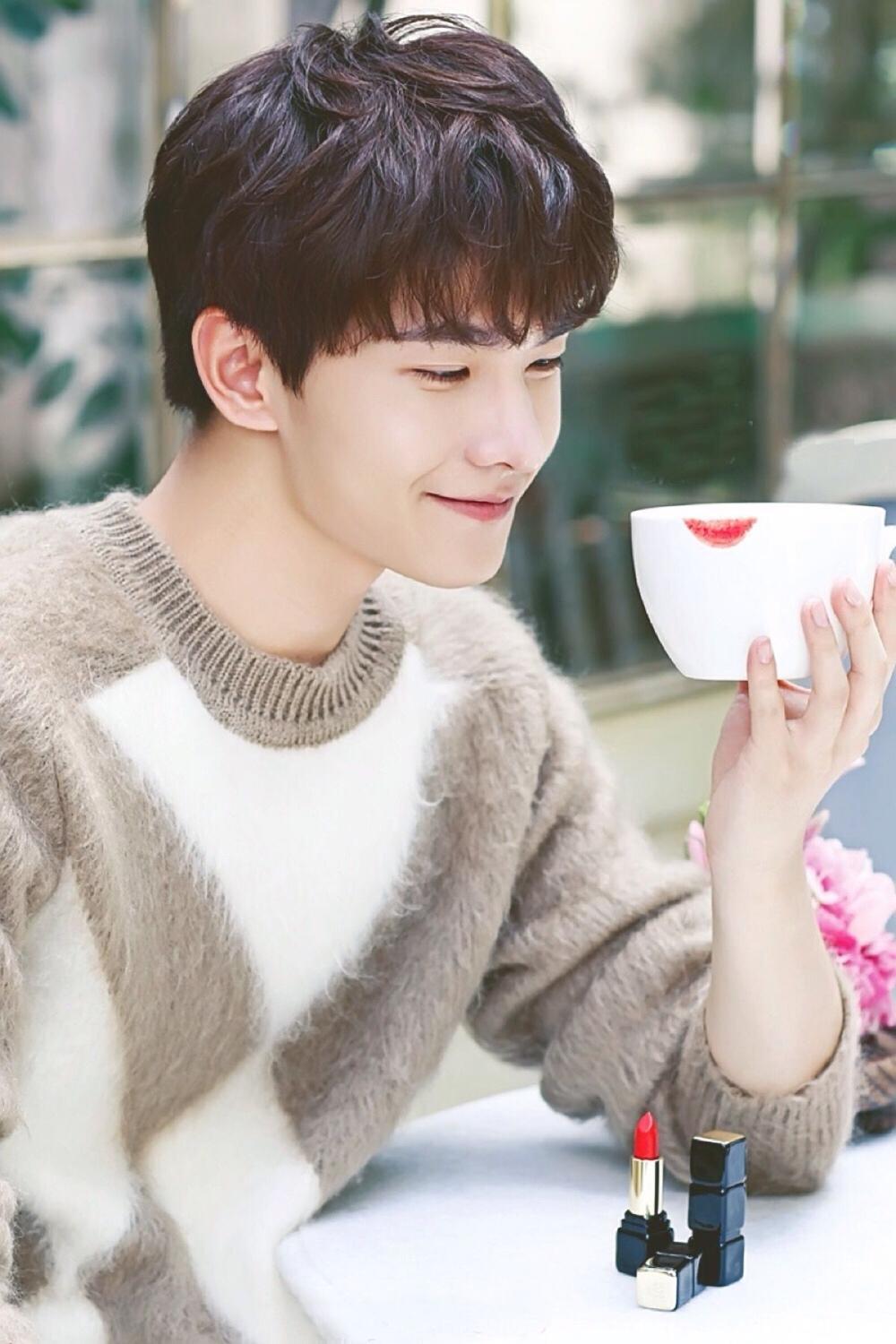 两位军艺校草罕见同框, 杨洋依然帅气, 另一位撞