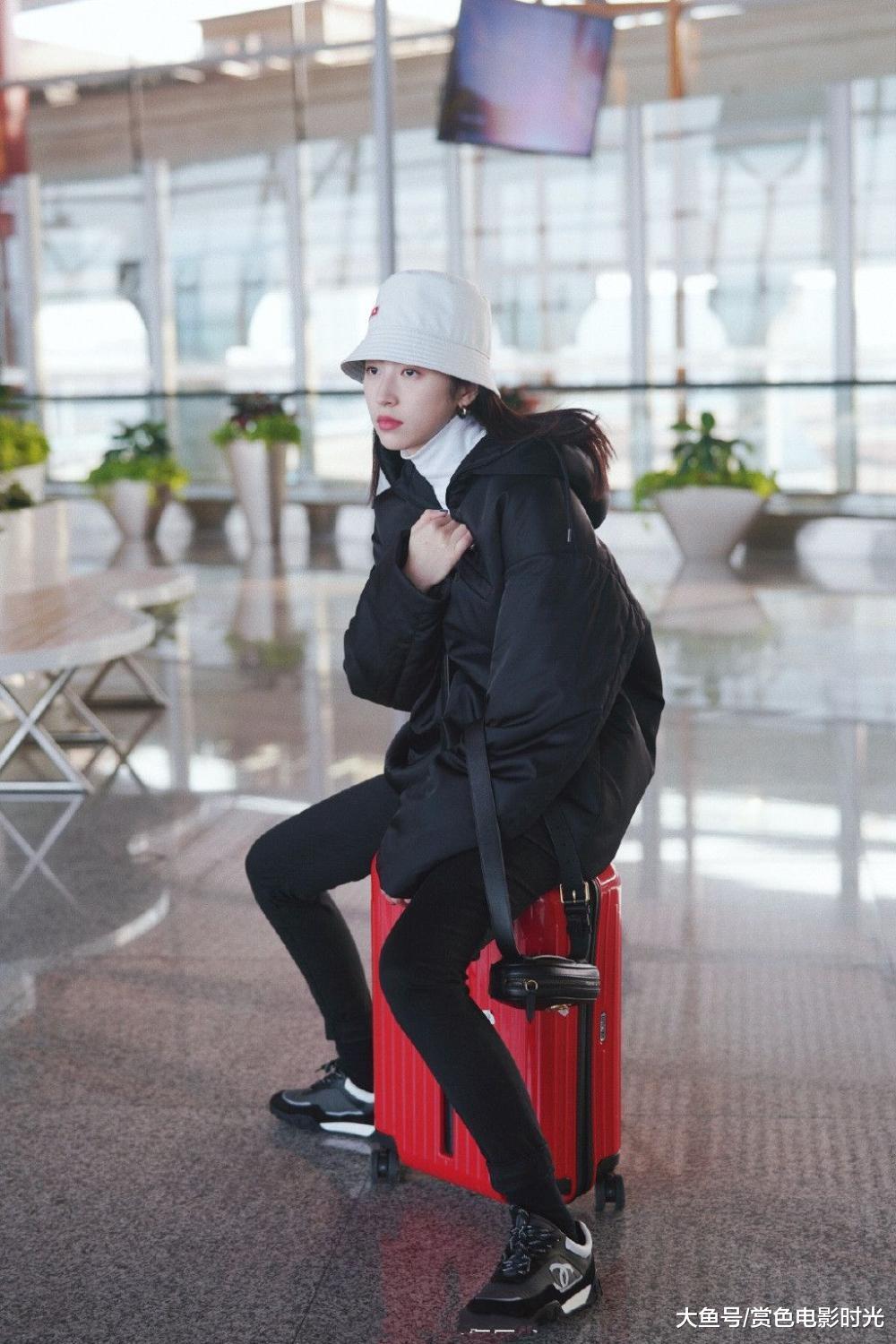 周雨彤穿黑色羽绒服戴渔夫帽现身 摆造型俏皮可爱少女