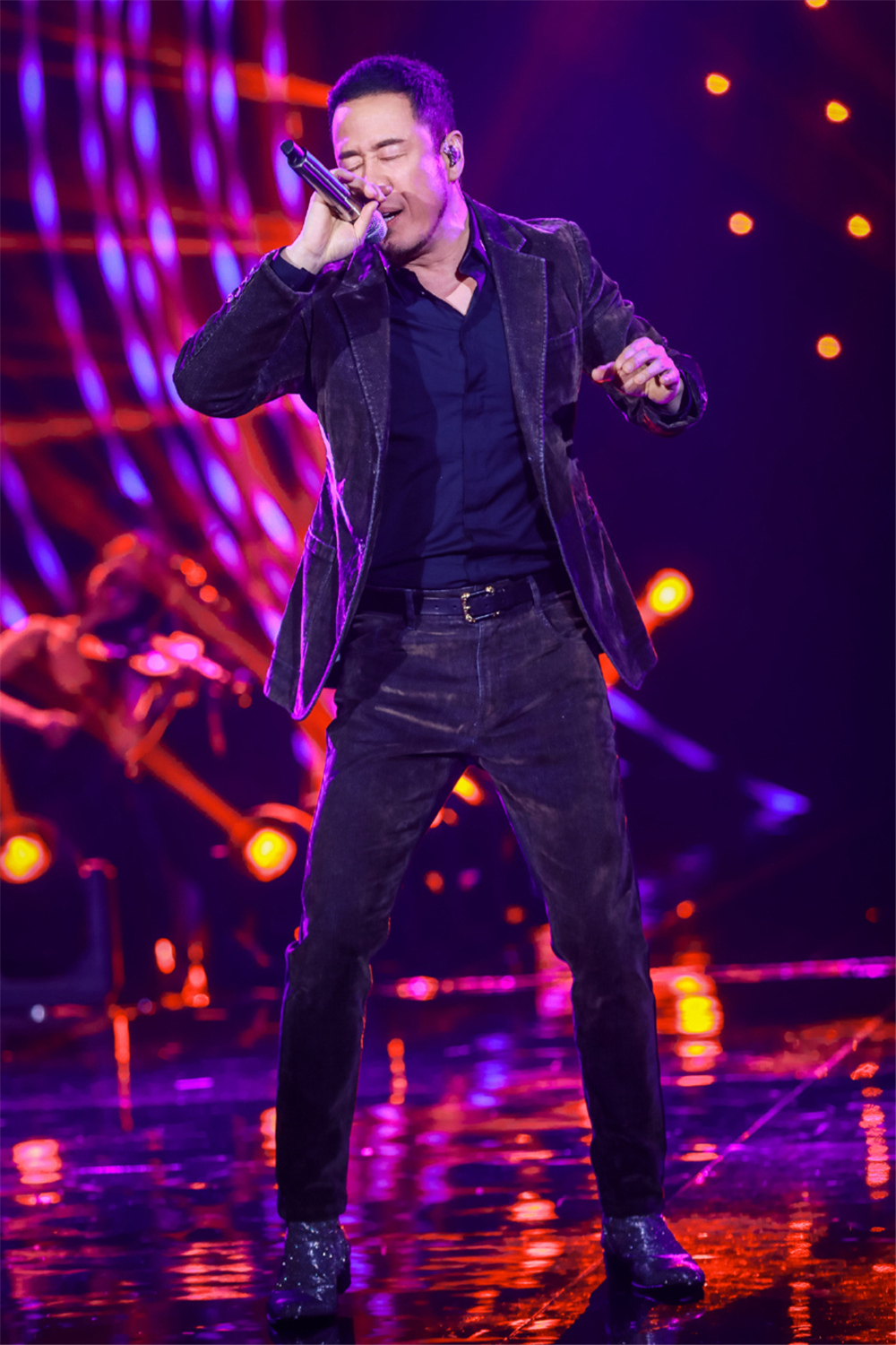 杨坤大秀西装look,狂野绅士无缝对接,没想到可爱手机壳意外抢镜 杨坤大秀西装look,狂野绅士无缝对接,没想到可爱手机壳意外抢镜