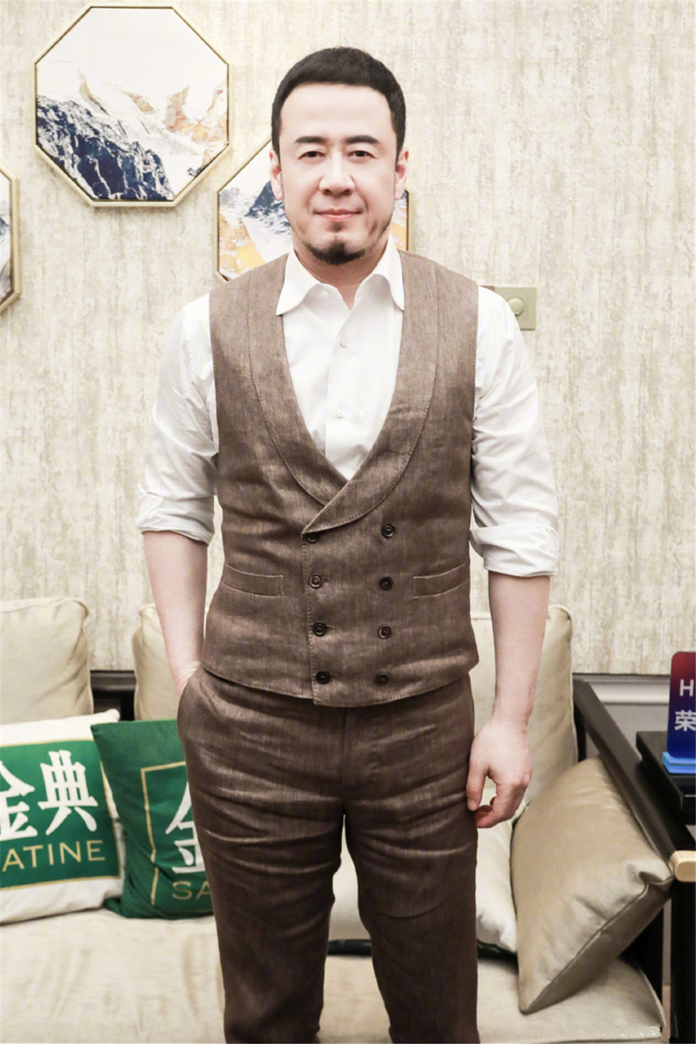 杨坤大秀西装look,狂野绅士无缝对接,没想到可爱手机壳意外抢镜 杨坤大秀西装look,狂野绅士无缝对接,没想到可爱手机壳意外抢镜