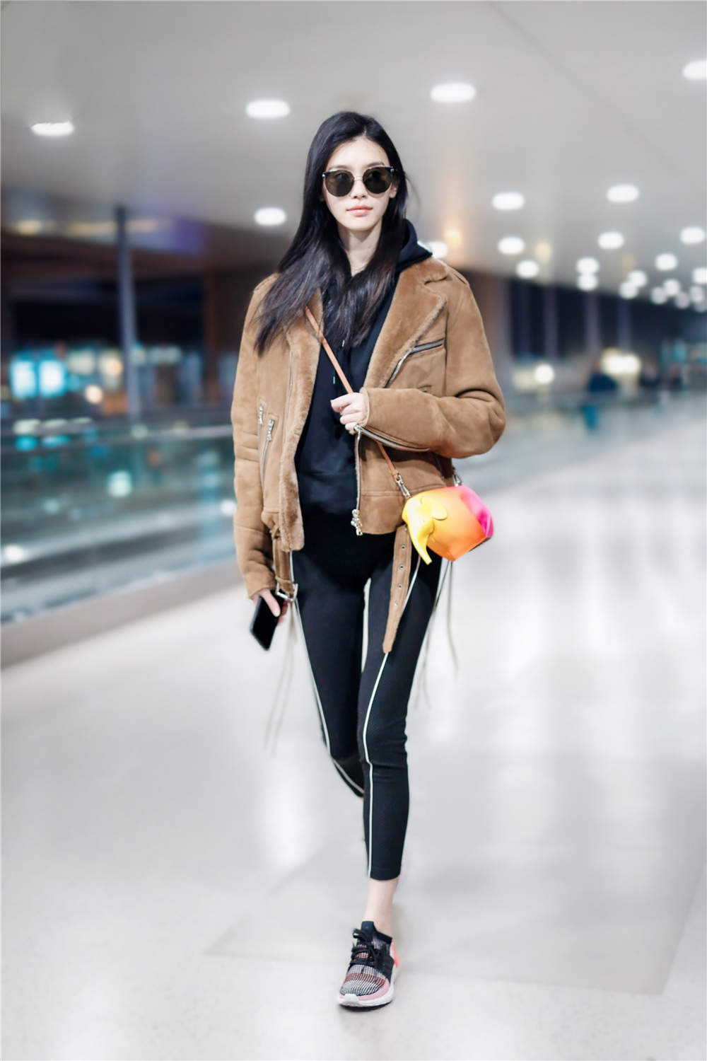 穿搭红黑榜,奚梦瑶高调挑战健美裤造型,阿娇高颜值因衣品拖后腿