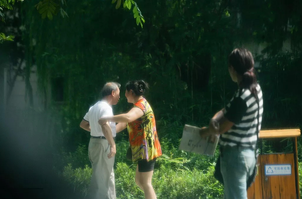宁波一公园内,近10名中年女子在招揽"生意",拉老人进树林.