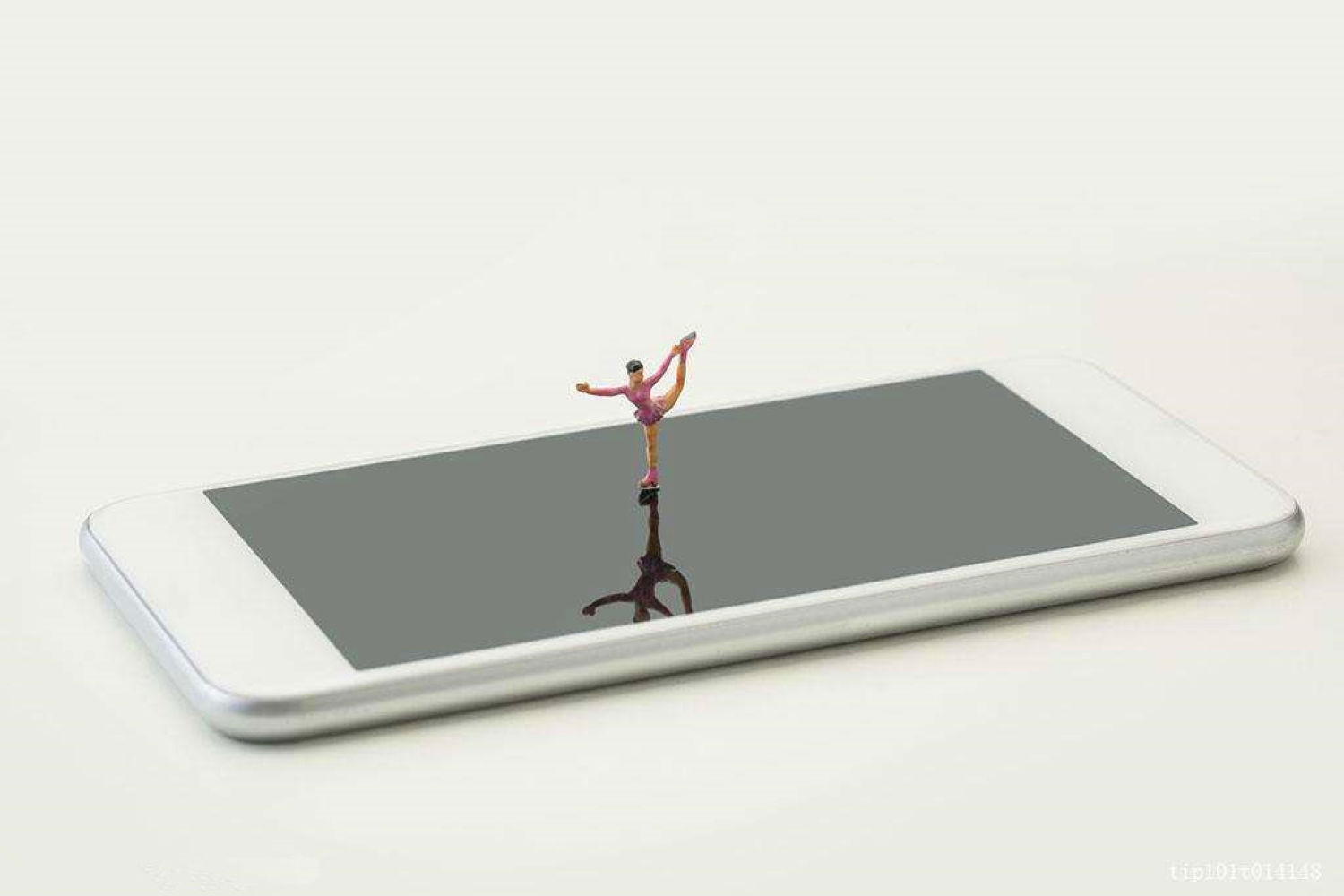 颜值为王!2018年新出的白色手机你喜欢哪个?