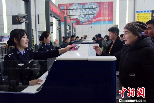 霍尔果斯出入境边防检查站民警换着新装后执行检查任务。 张佳 摄