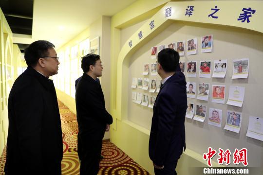 中国侨联副主席齐全胜率调研组来到宁夏聪明宫文化家产集体有限公司调研。 李佩珊 摄
