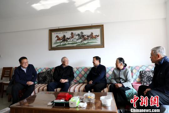 中国侨联副主席完好胜率调研组慰问宁夏侨届出名专家李玉鼎。 李佩珊 摄