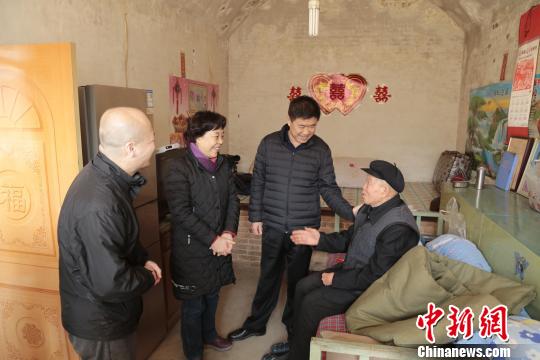 山西省侨联机关干部一行分五组入户走访了患大病的建档立卡贫困户。 郝强 摄