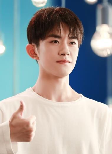 记者问易烊千玺:粉丝叫的哪个昵称会不好意思