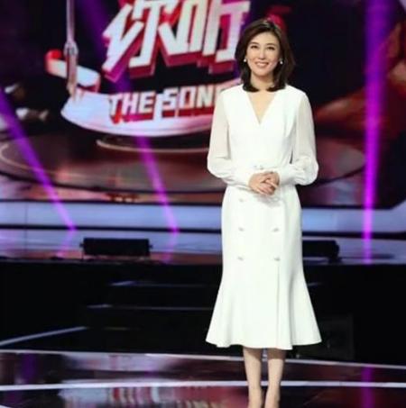 央视主播李红丈夫近照，背景强大无人敢惹！难怪迟迟不肯公开！