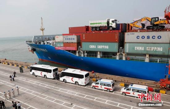 资料图：中方救援设备在码头启运。中新社记者 刘关关 摄