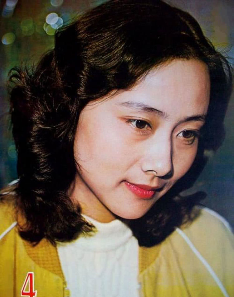 黄梅莹年轻的时候也是一个大美人儿.