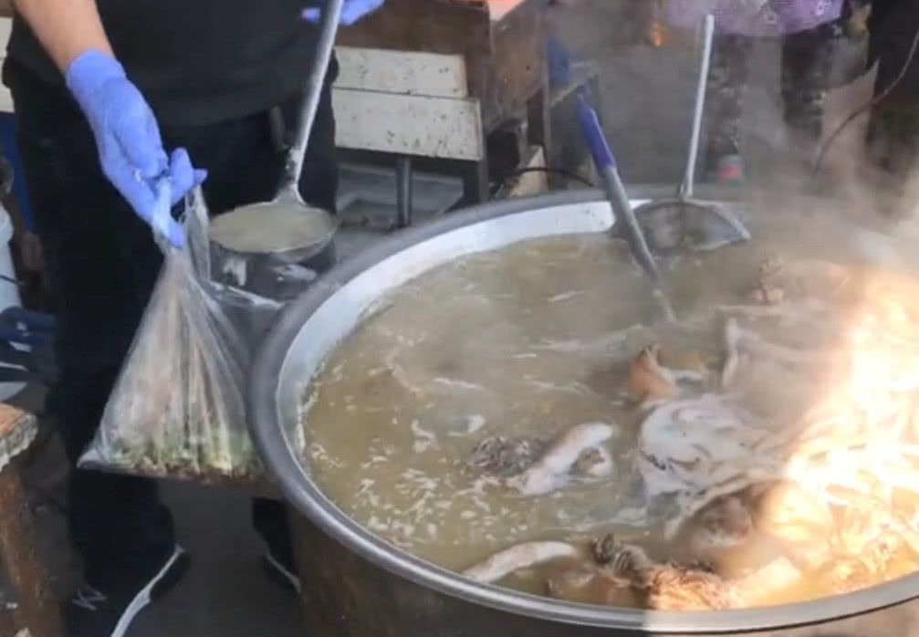 山东农村集市上的大锅羊汤,汤白味鲜15元一大碗,足足有半碗肉