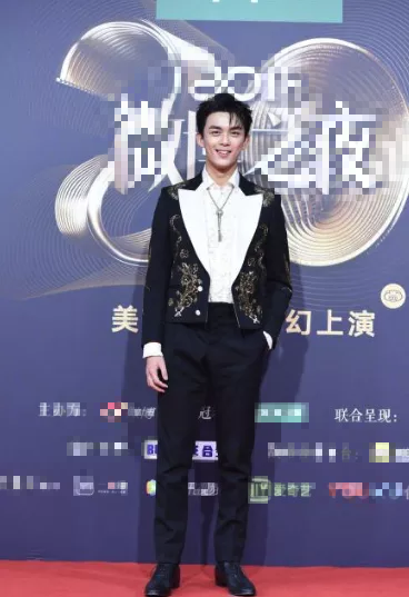 微博之夜红毯亮点多,杨幂热巴同台斗艳,蔡徐坤