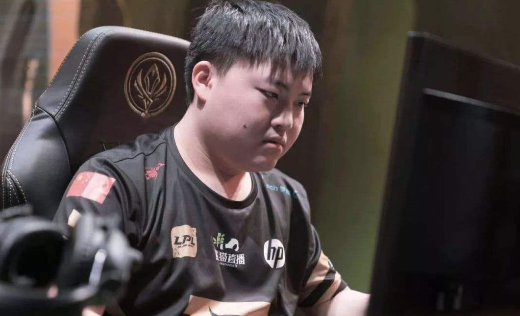 还梦想着当职业lol选手?看到青训队最低标准,怕