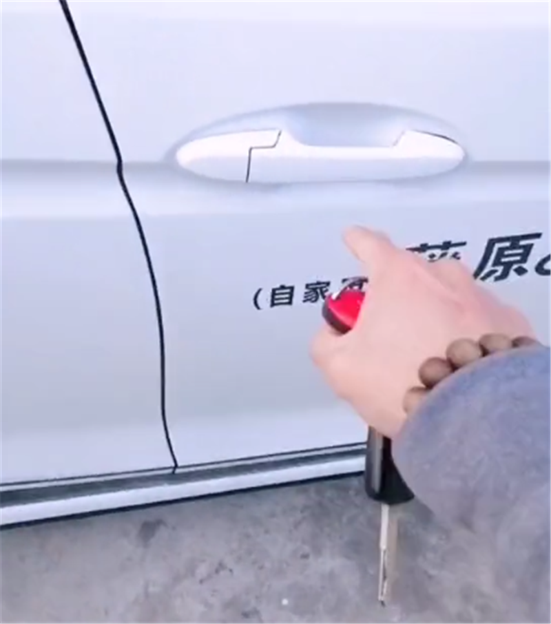 7万飞度改装法拉利车钥匙,还配“AE86”同款贴纸,很骚气!