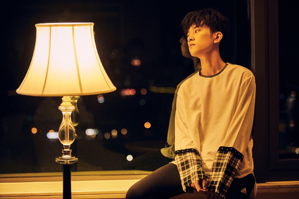 易烊千玺成人礼门票炒到5万?经纪人霸气应对,这条朋友圈火了