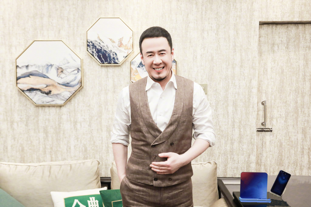 杨坤大秀西装look,狂野绅士无缝对接,没想到可爱手机壳意外抢镜 杨坤大秀西装look,狂野绅士无缝对接,没想到可爱手机壳意外抢镜
