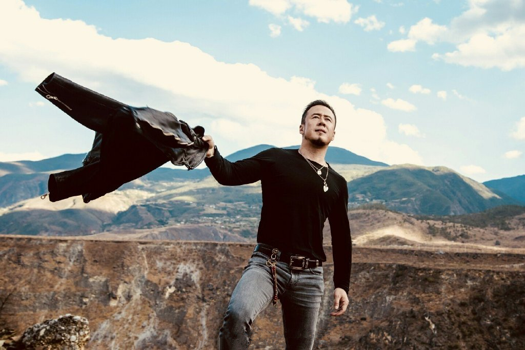 杨坤大秀西装look,狂野绅士无缝对接,没想到可爱手机壳意外抢镜 杨坤大秀西装look,狂野绅士无缝对接,没想到可爱手机壳意外抢镜