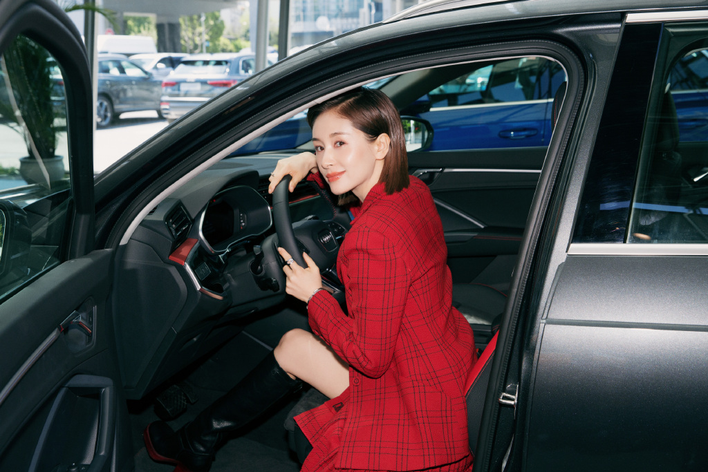 王子文一身中国红秀“竹竿腿”,短发搭配显高10cm,信你只有80斤 王子文一身中国红秀“竹竿腿”,短发搭配显高10cm,信你只有80斤